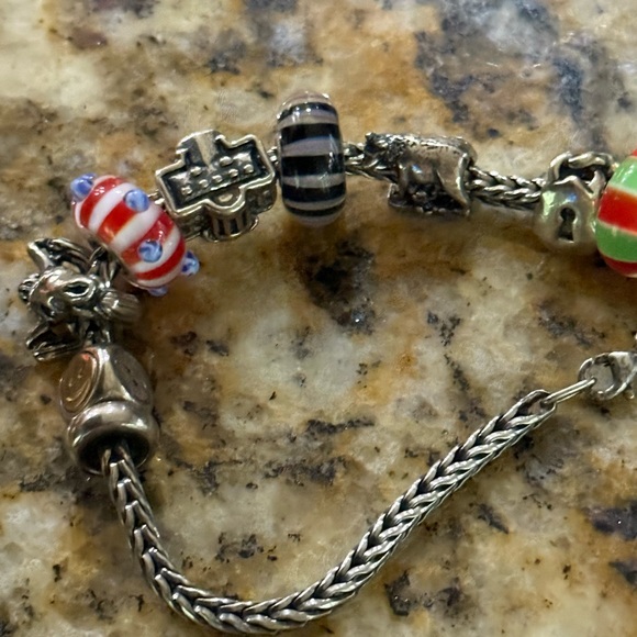 Rare & Retired Pieces.Beautiful bracelet with special charms. - Picture 9 of 16